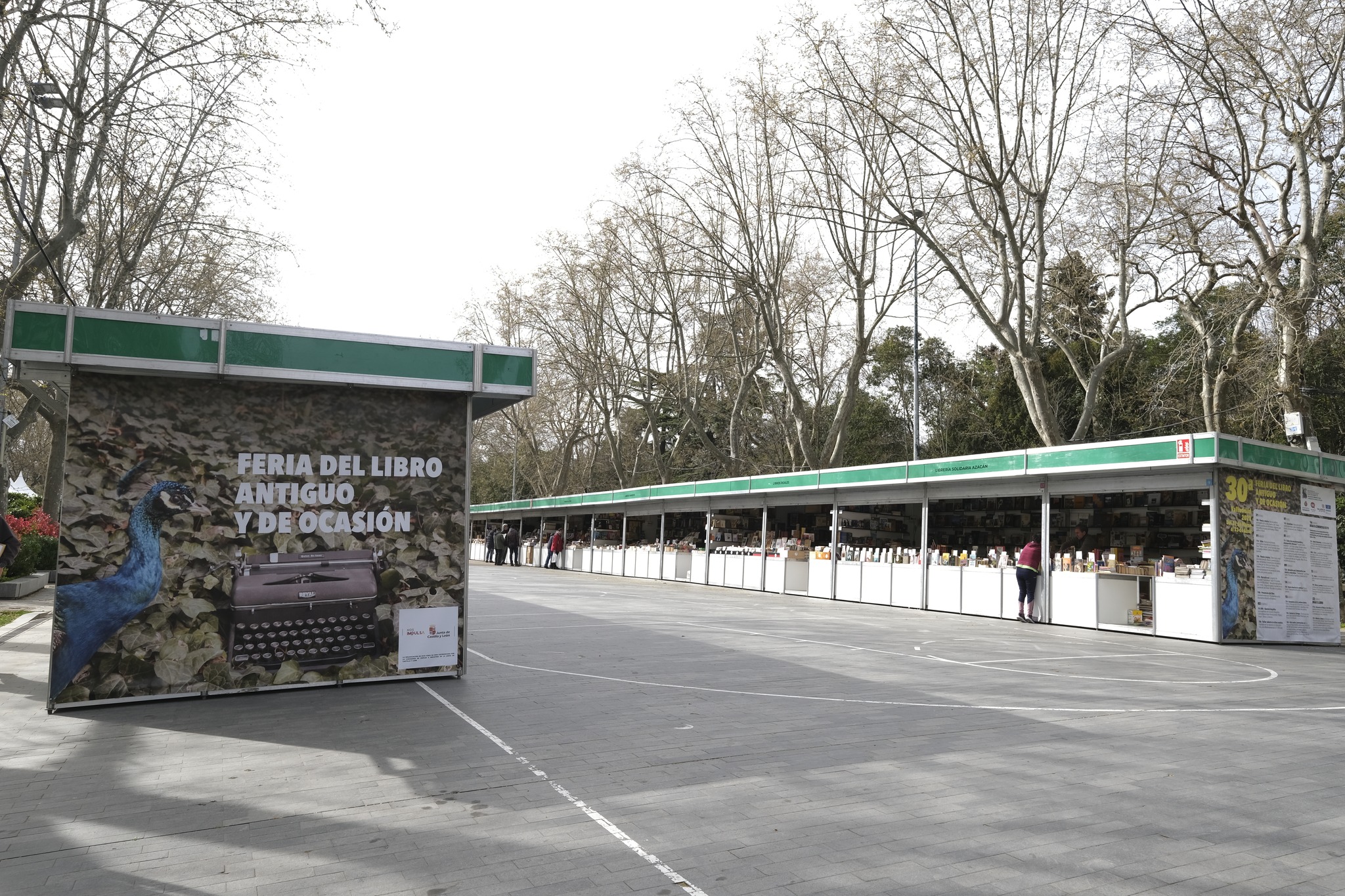 Feria del Libro Antiguo y de Ocasión en la Acera de Recoletos