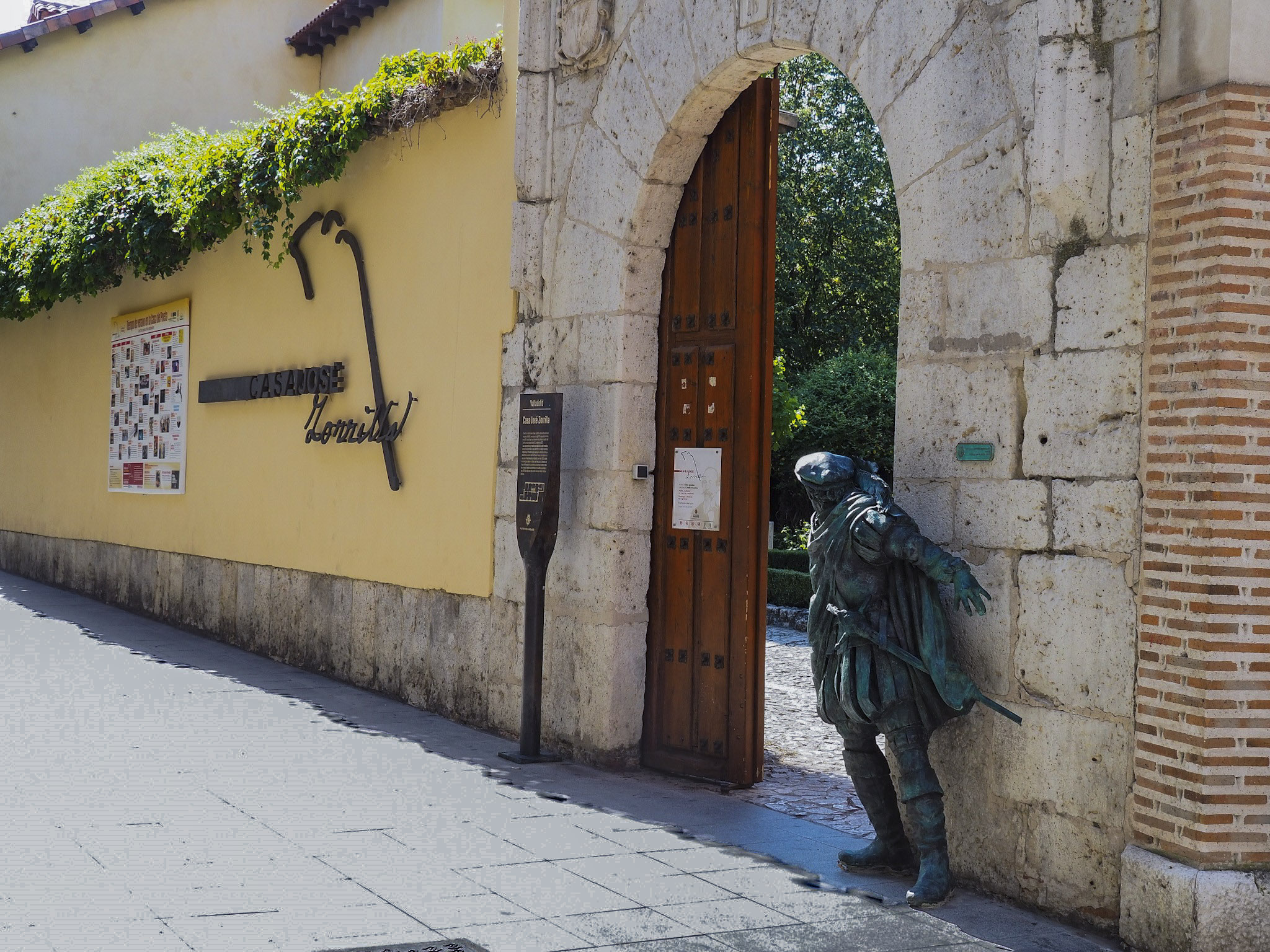 Fachada de Casa Zorrilla con escultura de Juan Tenorio