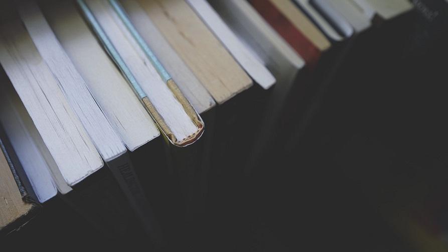 Libros sobre fondo negro