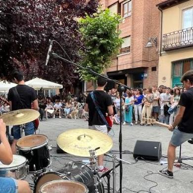 Banda tocando en la calle