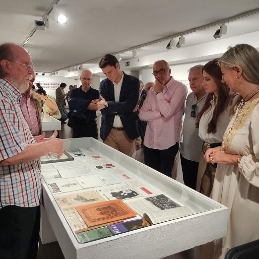 La concejala Irene Carvajal inaugura la exposición Folklore a la Revista en Casa Revilla