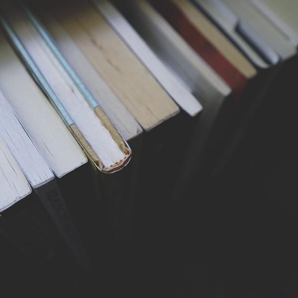 Libros sobre fondo negro