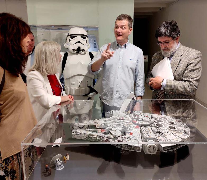 Personas viendo exposición de star wars