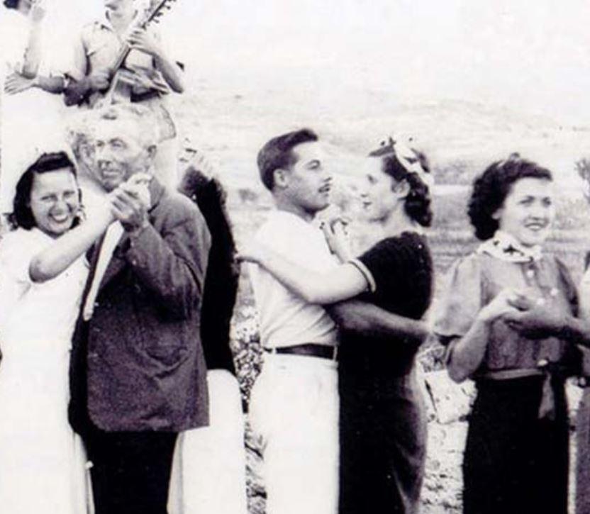 Foto antigua en blanco y negro de parejas bailando