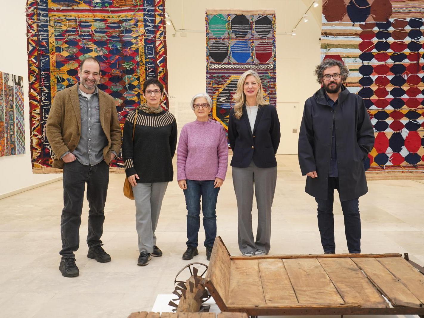 Teresa Lanceta y autoridades durante la inauguración de su exposición 