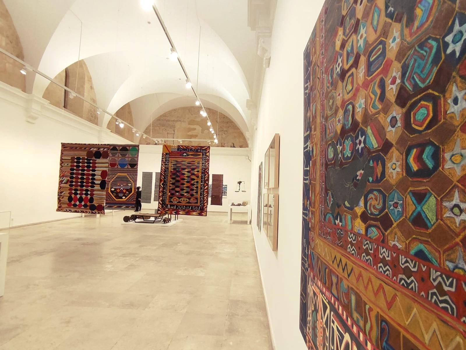Textiles de la exposición el sueño de la cólcedra en el Museo Patio Herreriano